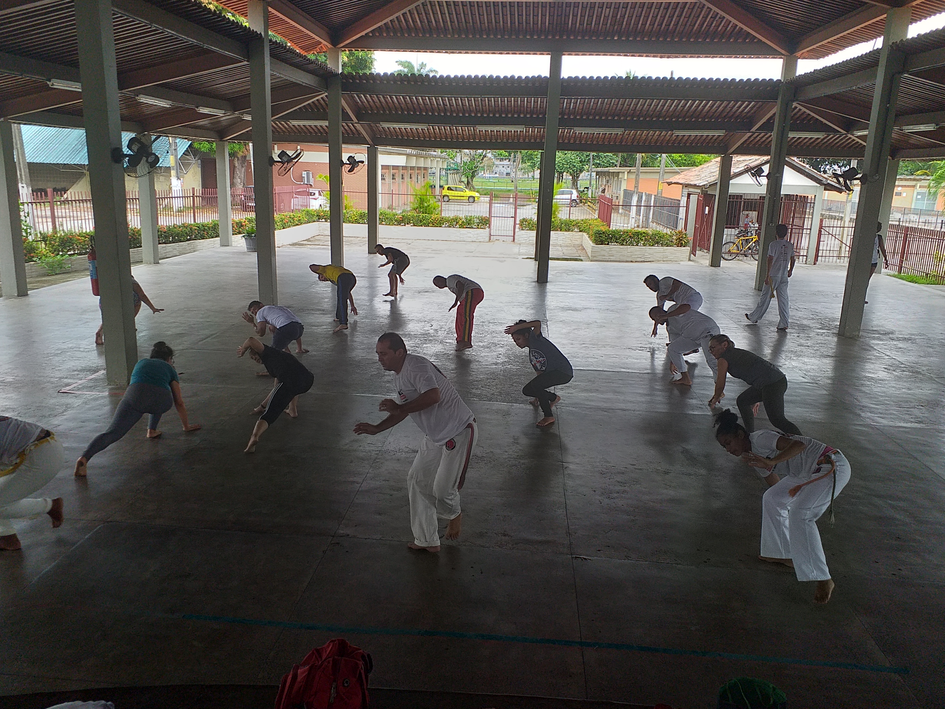 Alunos praticando movimentos com o colaborador Prof. Coquinho de Abreu e Lima