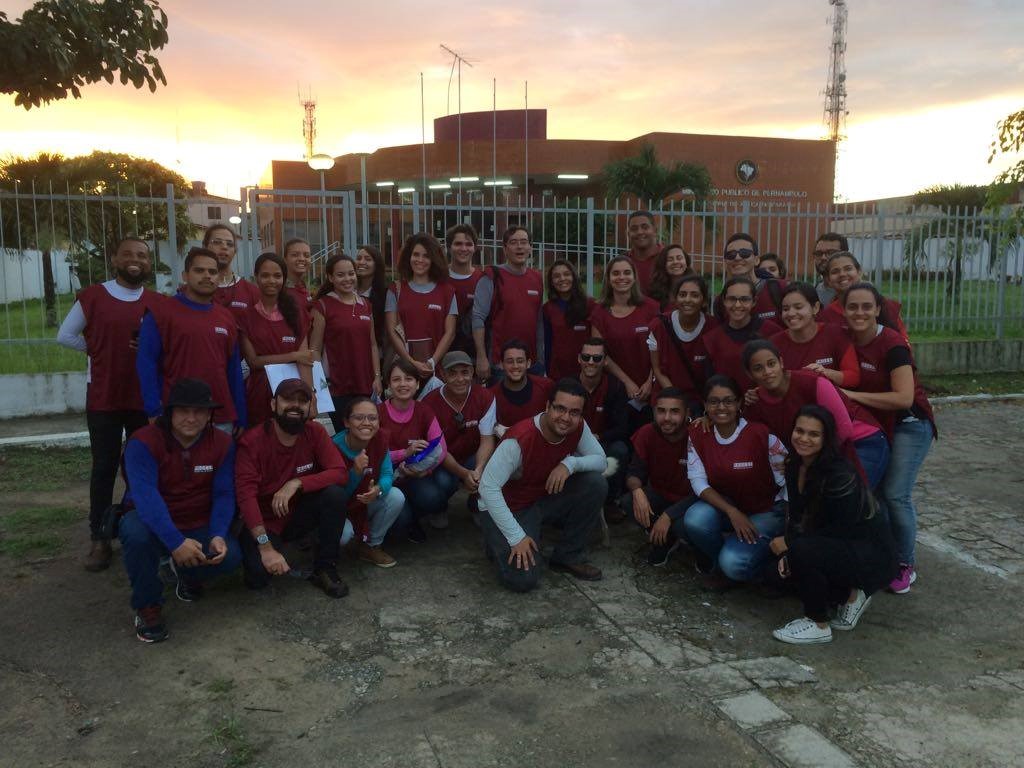 Grupo de pesquisadores e alunos que fazem parte do Projeto de Regularização Fundiária de Assentamentos Habitacionais na Região Metropolitana do Recife