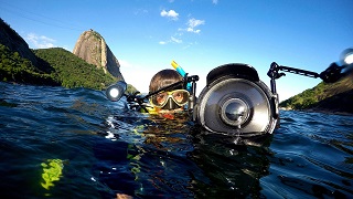Mergulhador com câmara subaquática