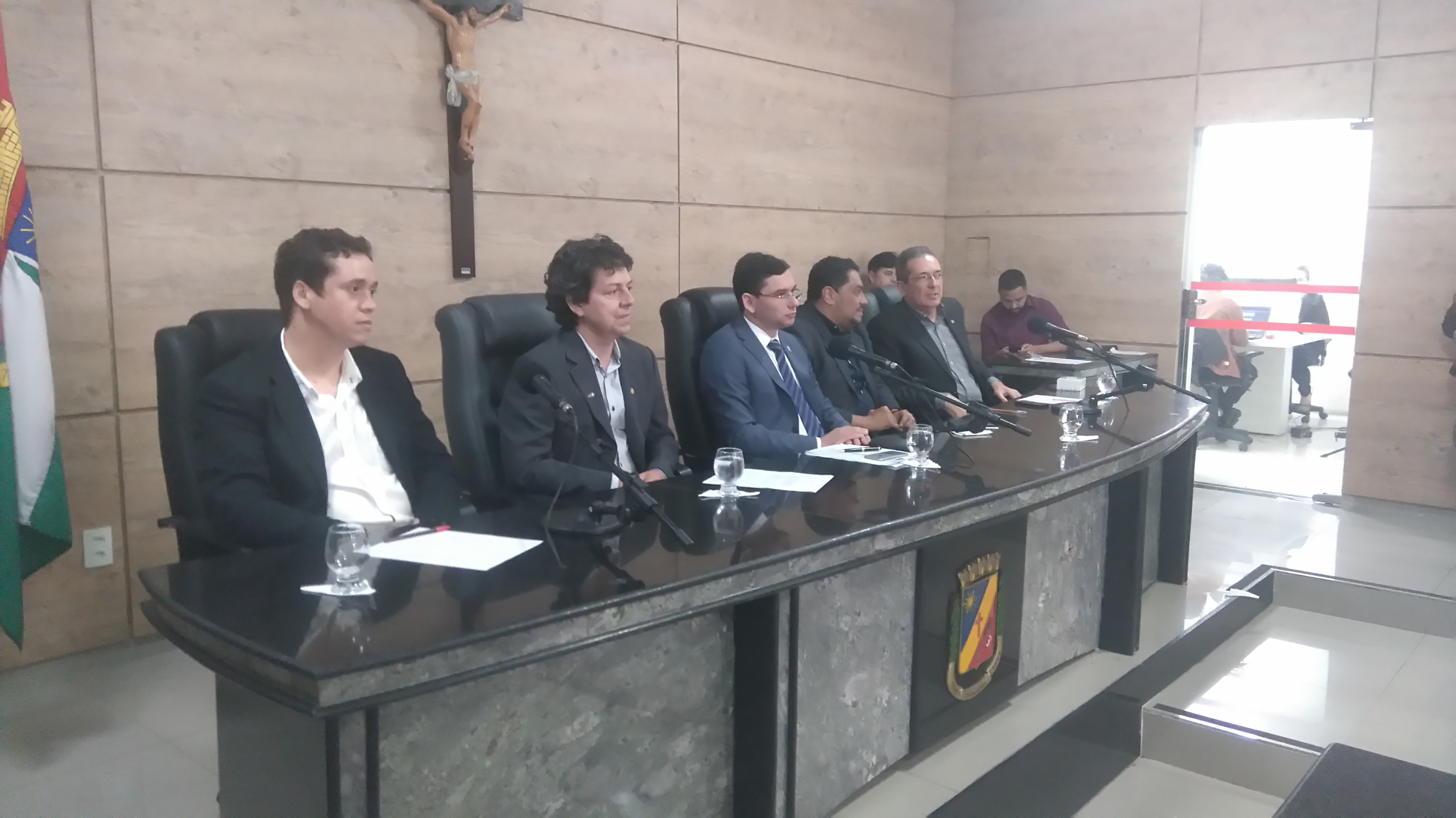 Membros de diversas organizações que compuseram a mesa da audiência pública na Câmara Municipal de Caruaru
