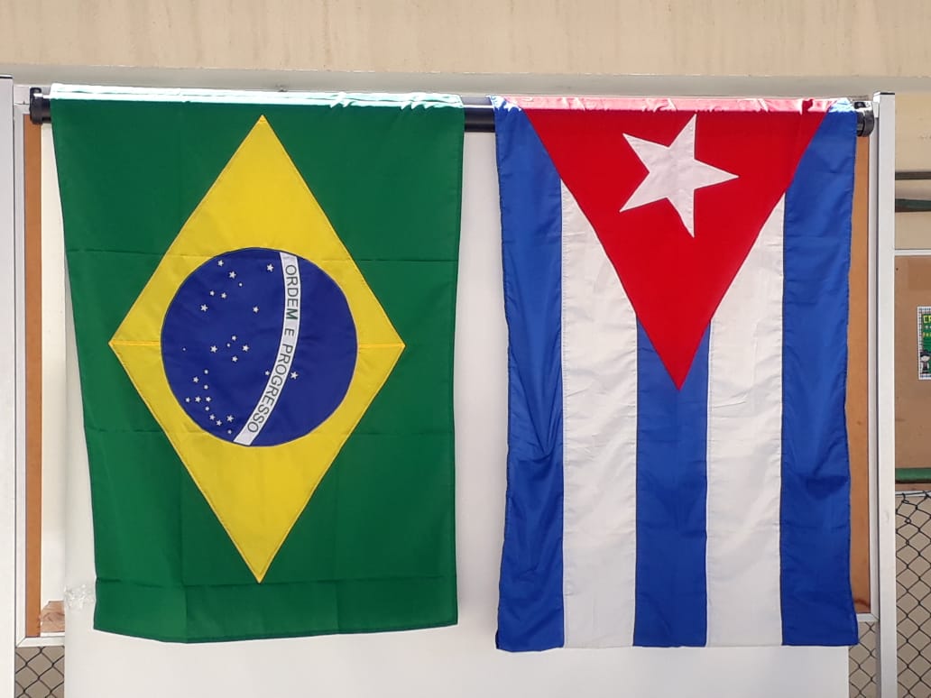 A bandeira de Cuba hasteada ao lado da bandeira do Brasil