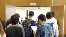 Imagem de alunos passando por uma porta
