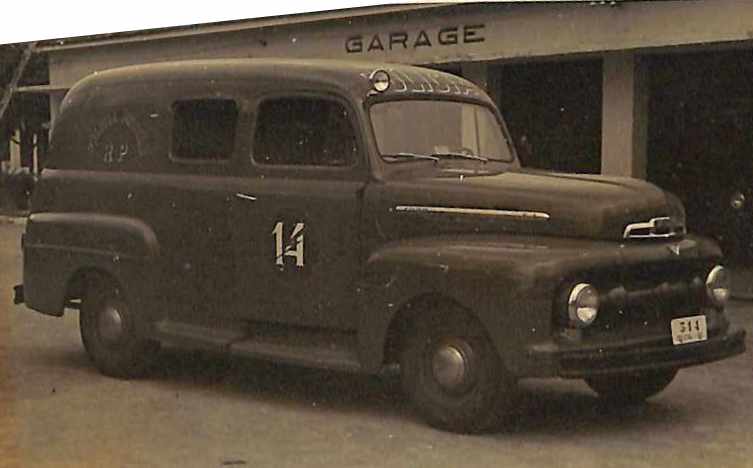 Fotografia em preto e branco da Década 50 que apresenta um carro (Ford F1) da Polícia Militar - RP com o número 14 na porta esquerda do carro e com a placa 514. 