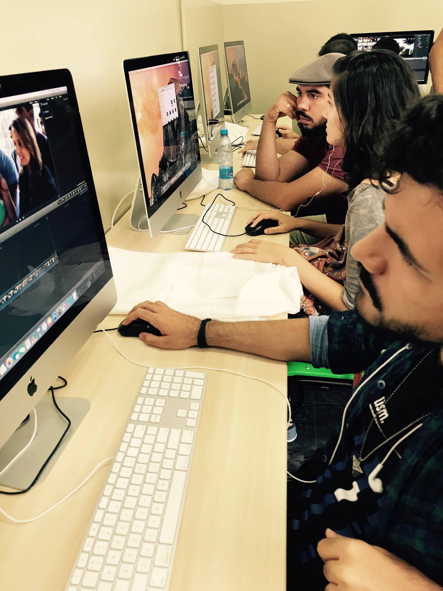 Alunos do curso de cinema, em sala de aula de edição de imagens do LIS, tendo aulas de montagem cinematográfica com a professora Alice Gouveia.