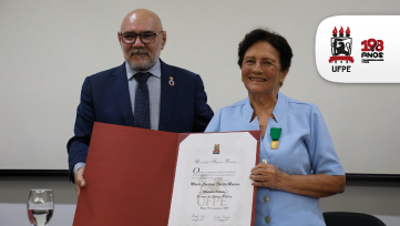 Professora Maria Cristina Raposo recebe Medalha Prêmio pelos 50 anos de serviço público em solenidade no CCEN