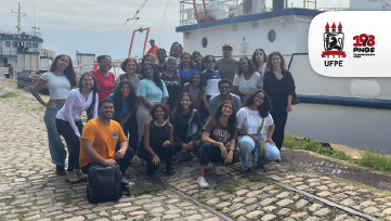 Estudantes de Oceanografia da UFPE realizam mapeamento do fundo do mar no Porto do Recife durante aula prática de Geofísica Marinha